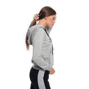 Дамски суитшърт от мека и топла материя, подходящ за ежедневието.